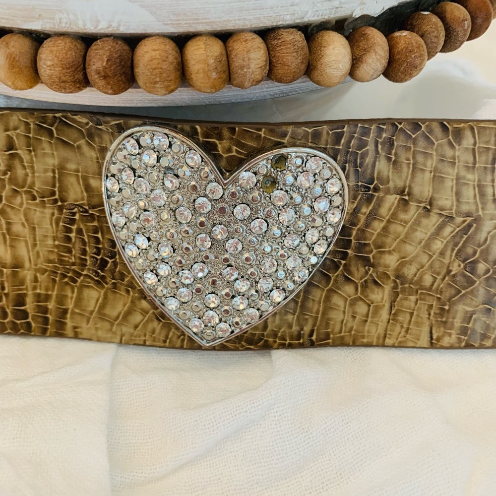 Leather bracelet with rhinestone heart